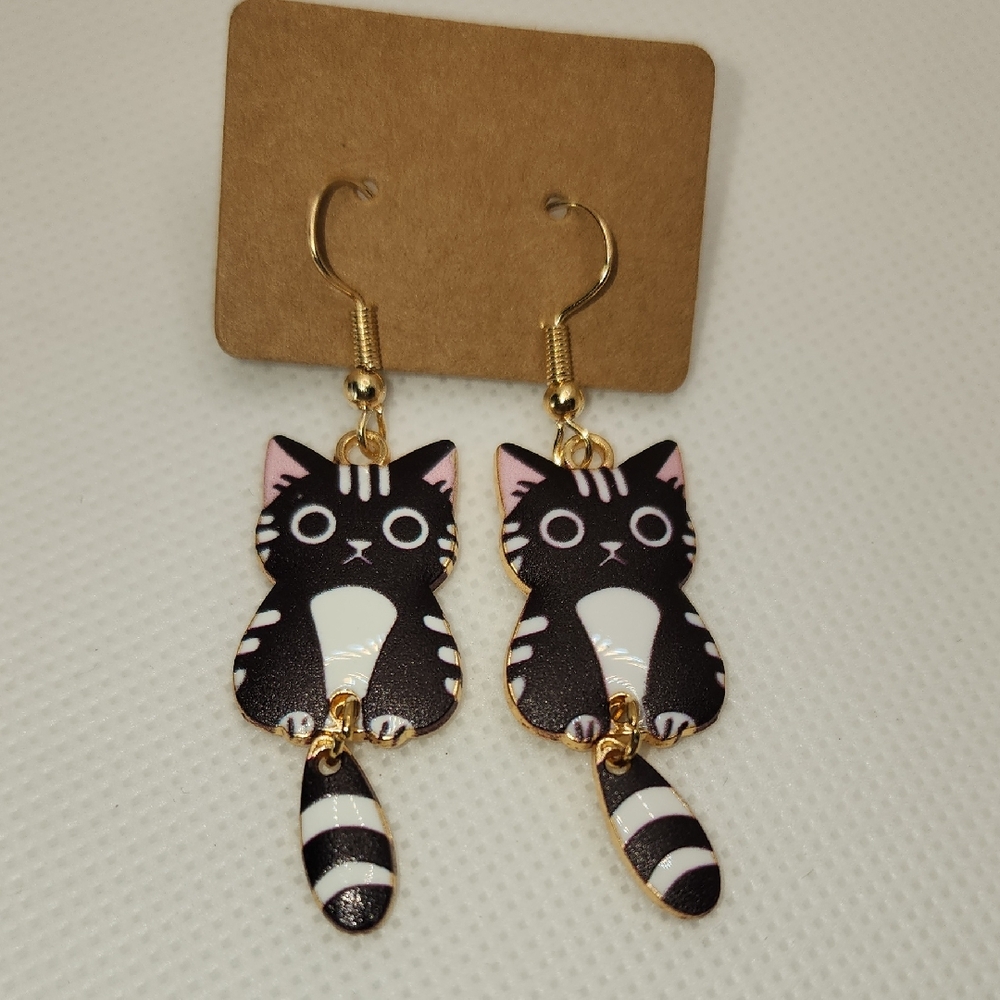 Cute Cat Earrings in Black and White‎